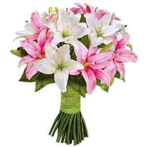 Букет из разноцветных и белых лилий